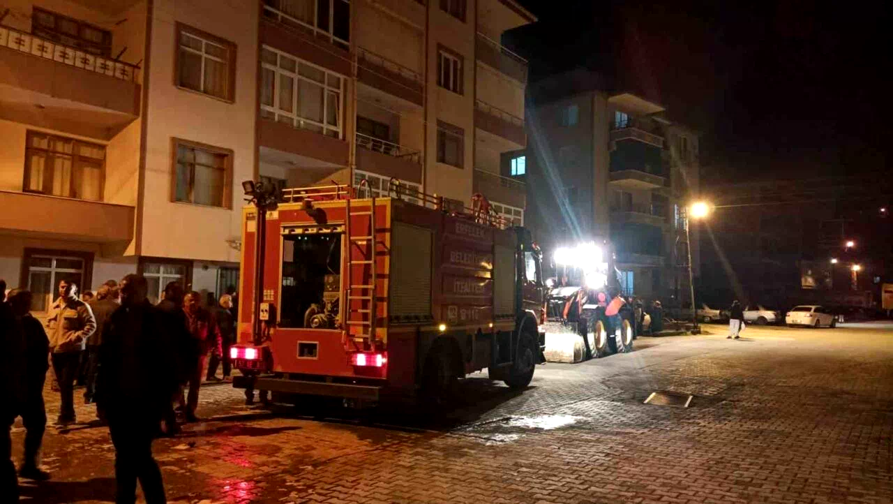 Sinop’ta 4 katlı binanın odunluğunda yangın