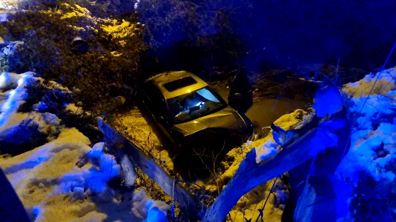 Sinop’ta buzlanan yolda otomobil dereye uçtu: 1 yaralı