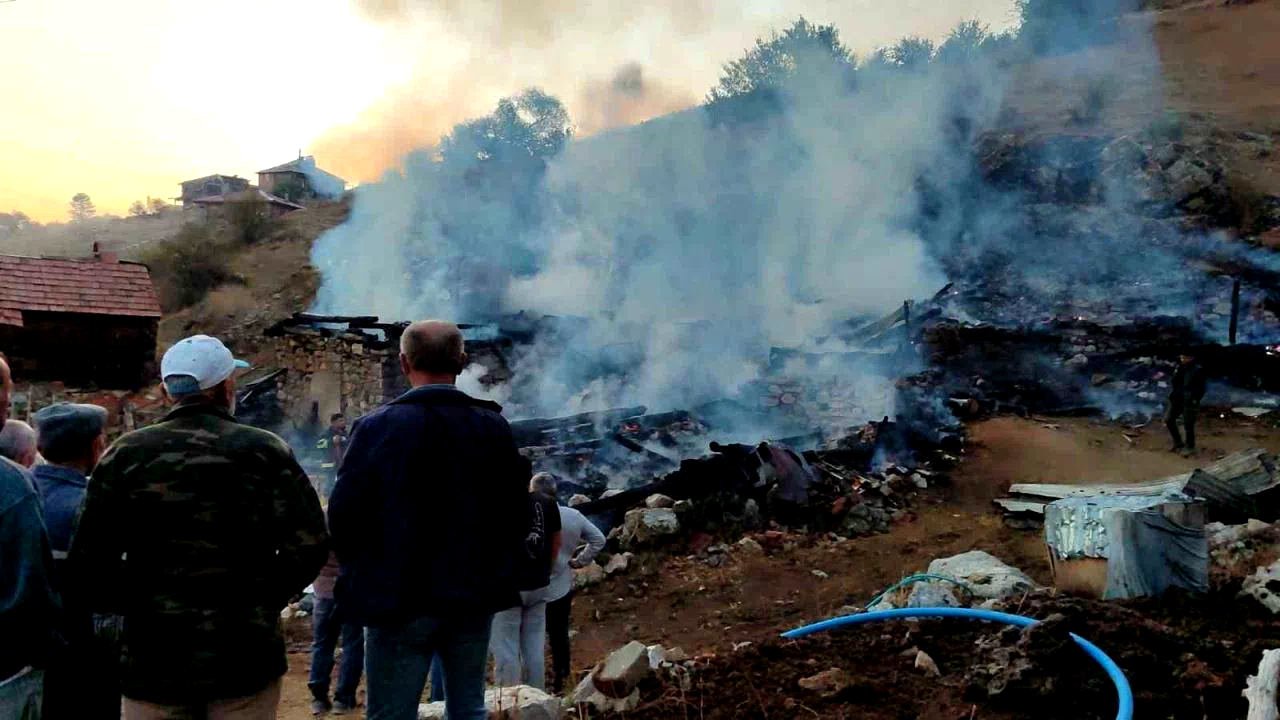 Sinop’ta çıkan yangında 2 ev, 2 ahır, 1 samanlık küle döndü