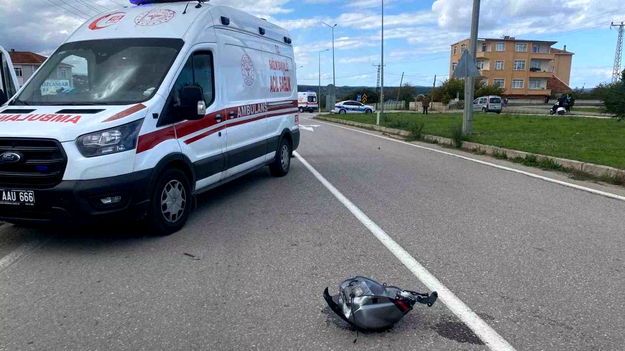 Sinop’ta hafif ticari araç ile iki motosiklet çarpıştı: 2 yaralı