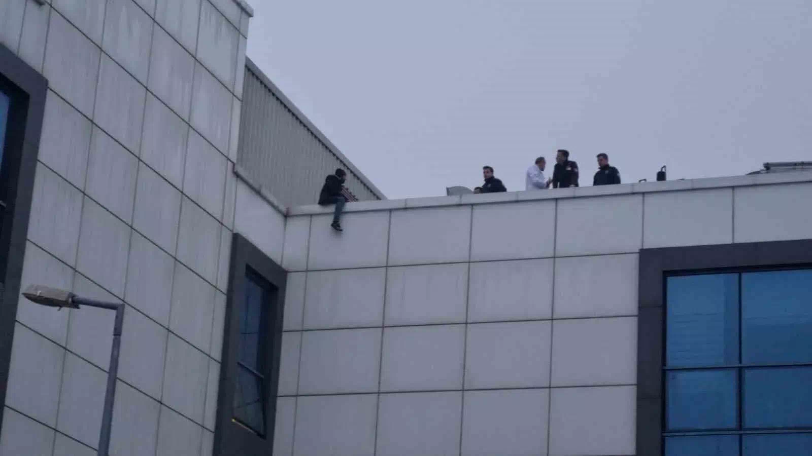 Sinop’ta hastane çatısında intihar girişiminde bulunan şahıs kurtarıldı.