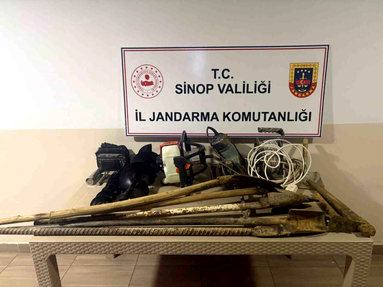 Sinop’ta kaçak kazıya suçüstü: 8 kişi yakalandı