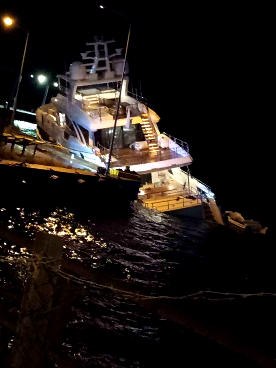 Sinop’ta lüks yat su alarak yan yattı: 6 mürettebat kurtarıldı