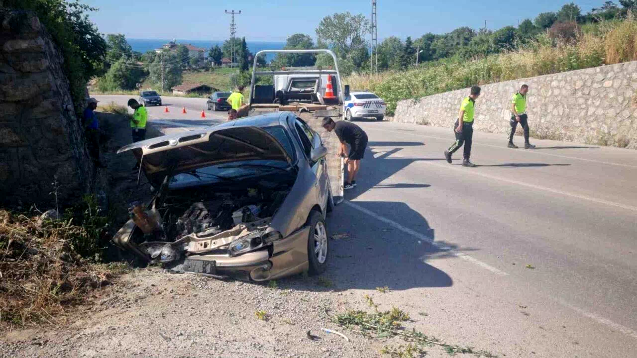 Sinop’ta otomobil duvara çarptı: 1’i bebek 3 yaralı