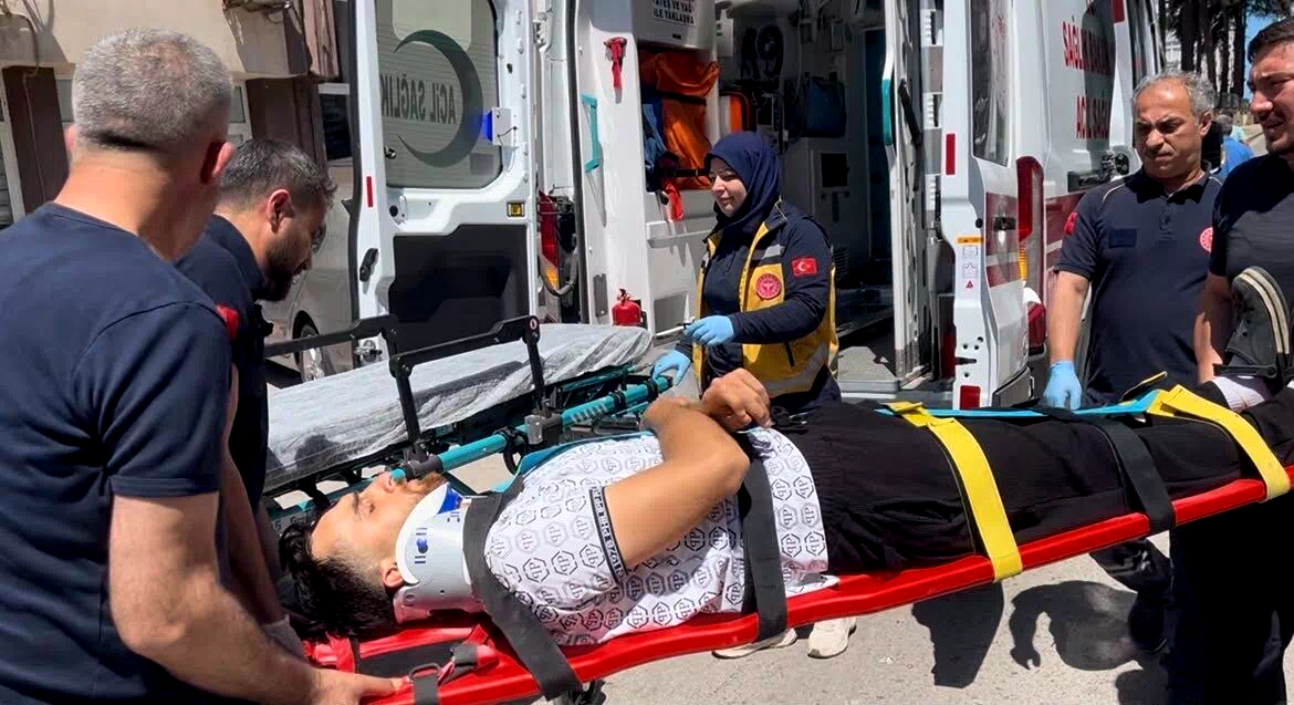 Sinop’ta otomobil kapısına çarpan motosikletli yaralandı