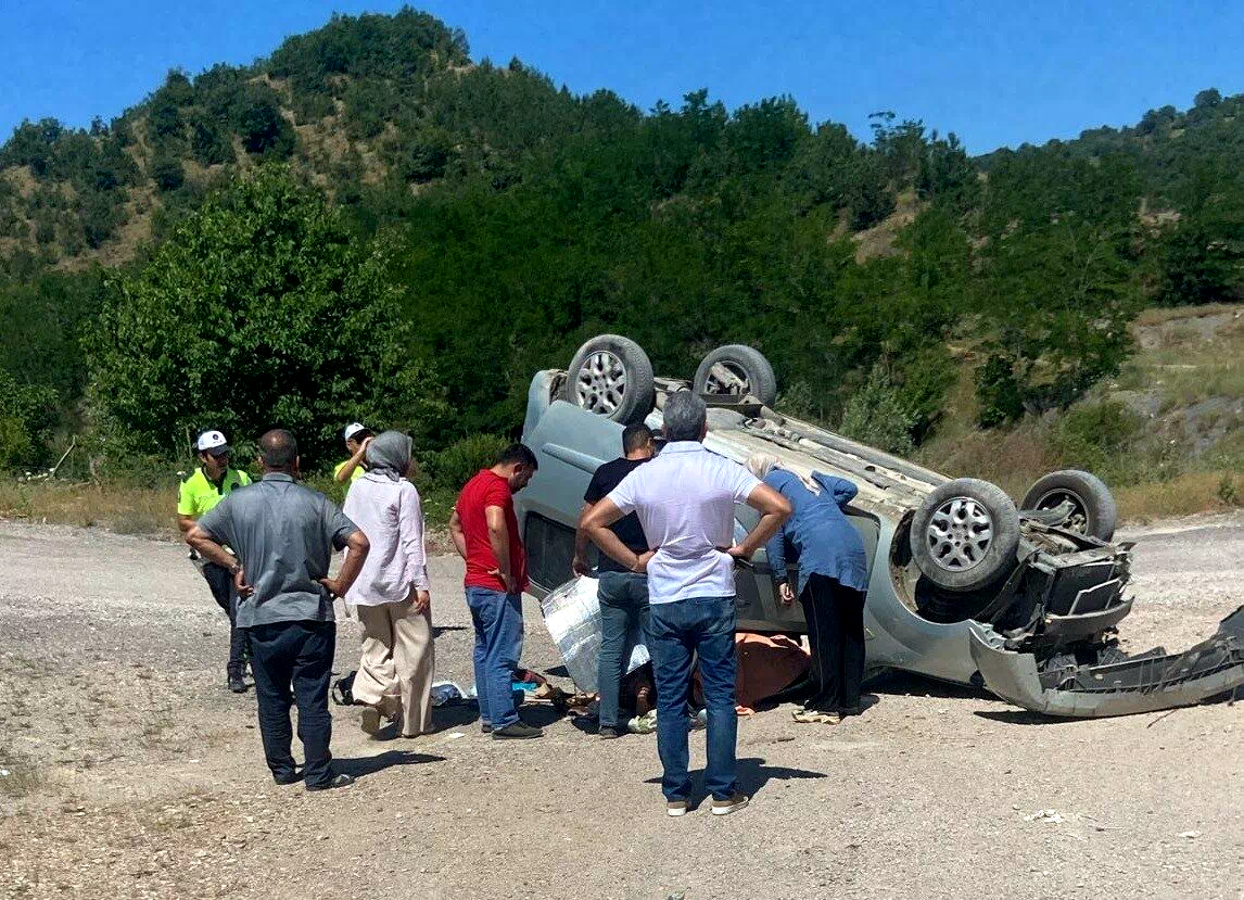 Sinop’ta otomobil takla attı: 3 yaralı