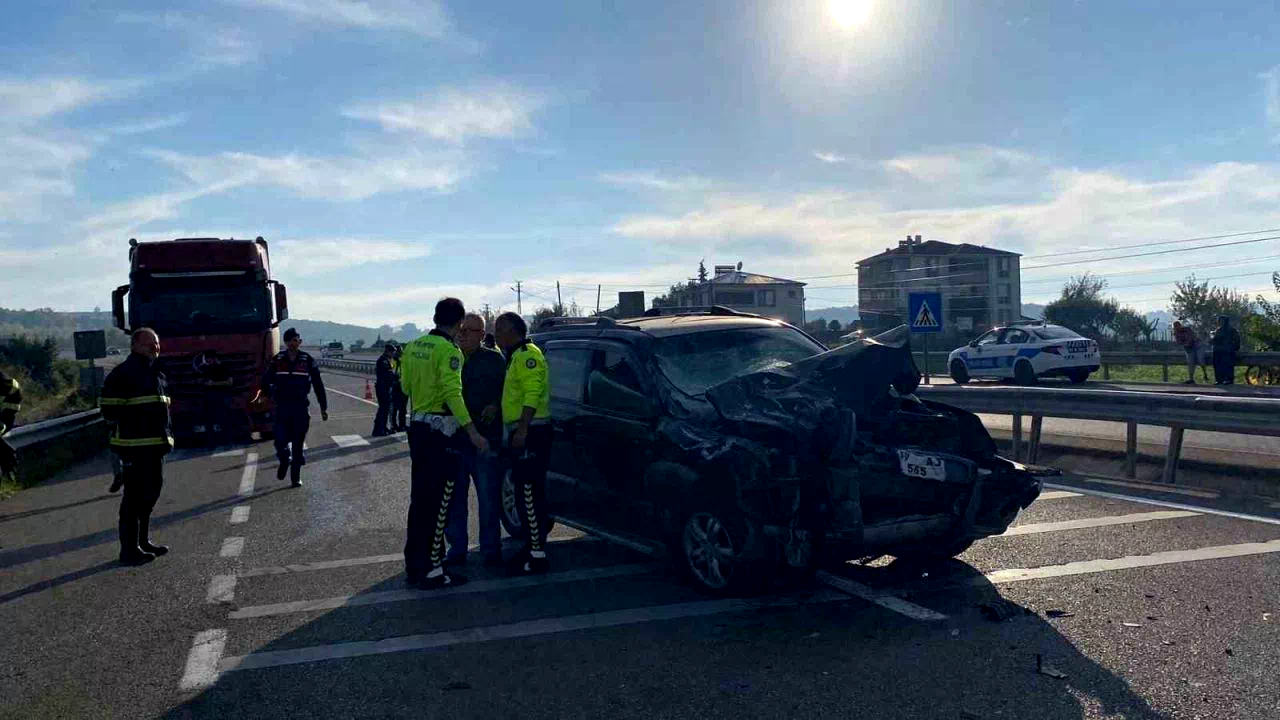 Sinop’ta otomobil traktöre arkadan çarptı: 2 yaralı