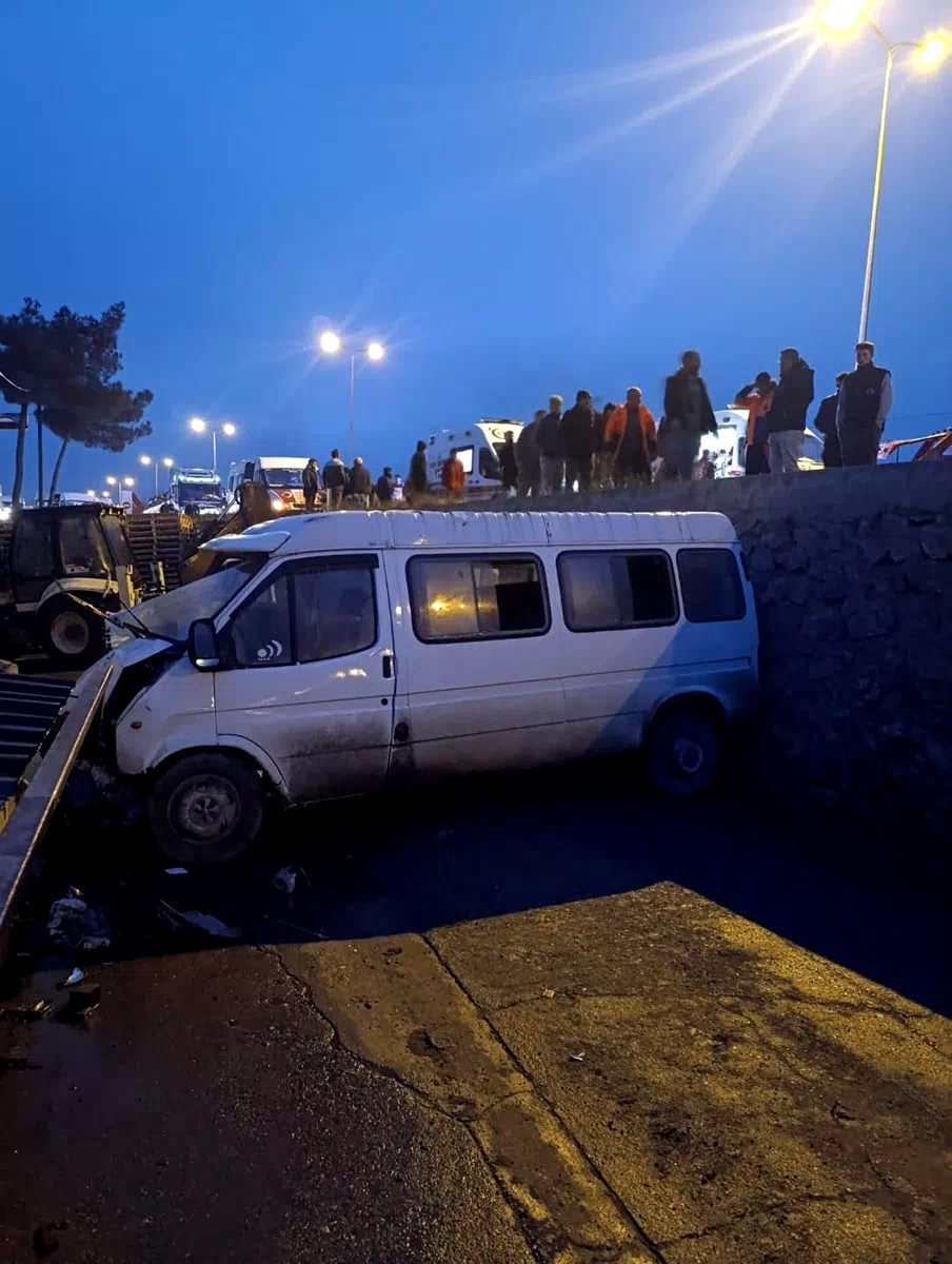 Sinop’ta servis minibüsü ile otomobil çarpıştı: 1 ölü, 10 yaralı