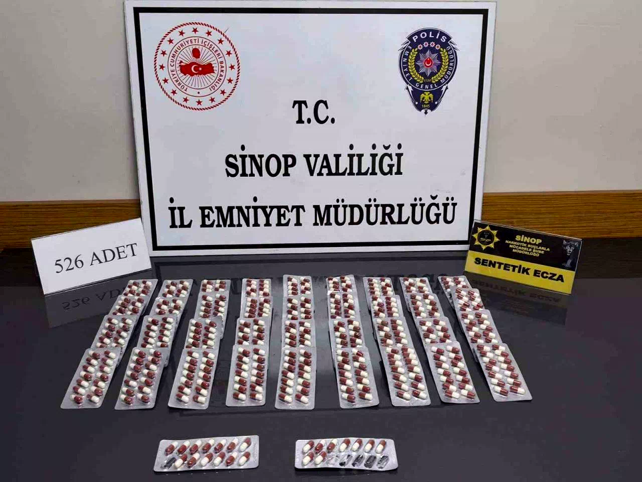 Sinop’ta zehir tacirlerine darbe: 526 sentetik ecza ile yakalanan 2 şüpheli tutuklandı