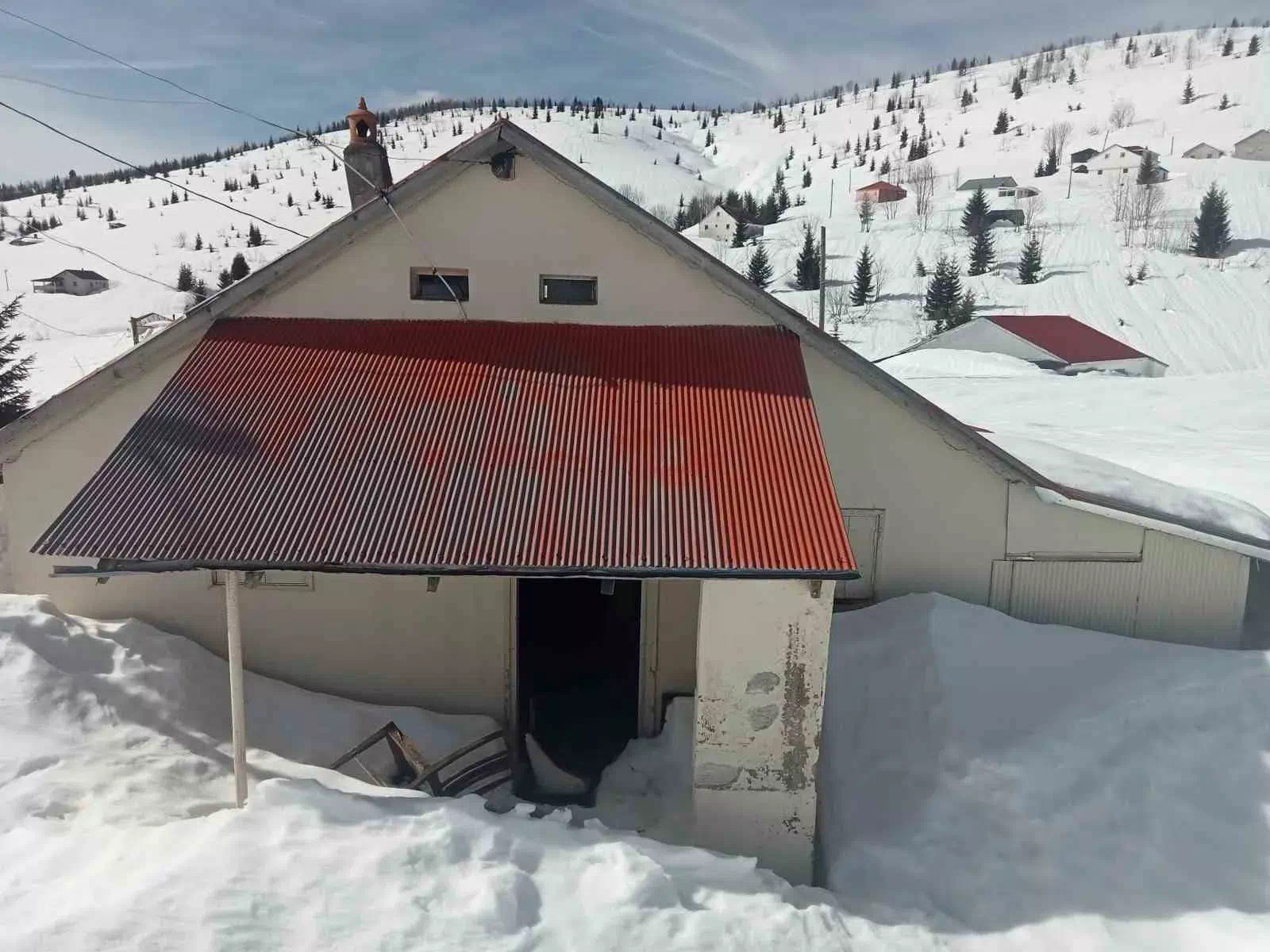 Sis Dağı Yaylası’nda Çığ Sonrası Ayılar Yayla Evlerini Talan Etti