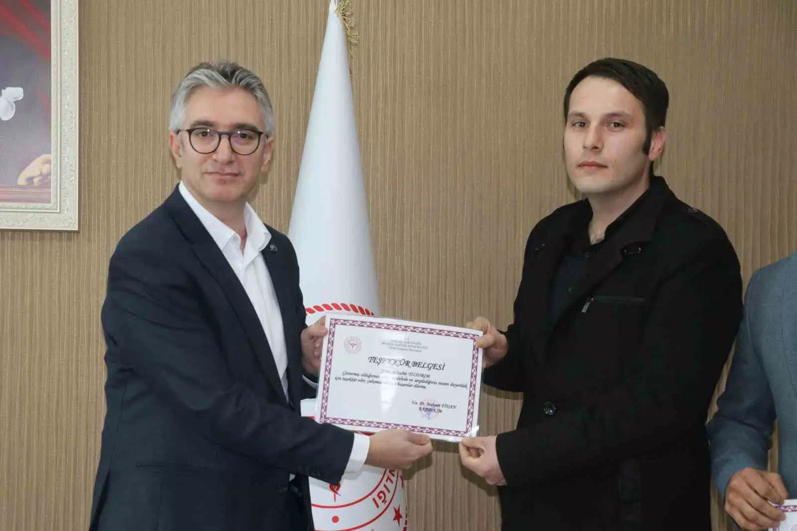 Sivas Numune Hastanesi’nde Heimlich Manevrasıyla Hayat Kurtaran Görevliye Teşekkür Belgesi