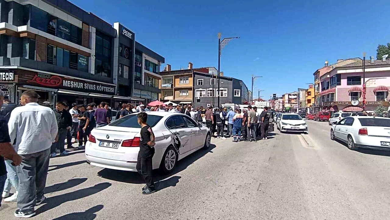 Sivas’ta 4 araçlı zincirleme kaza: 1 yaralı