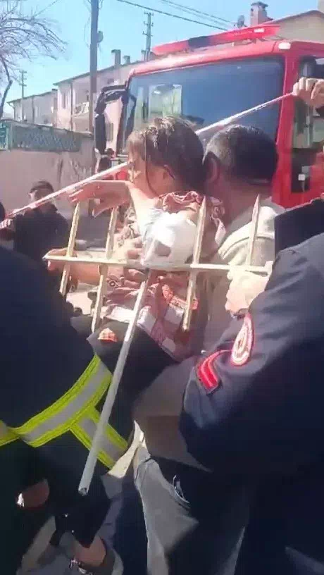 Sivas’ta 7 yaşındaki kız çocuğunun kolu demir korkuluğa saplandı, itfaiye ekipleri hızla müdahale etti.