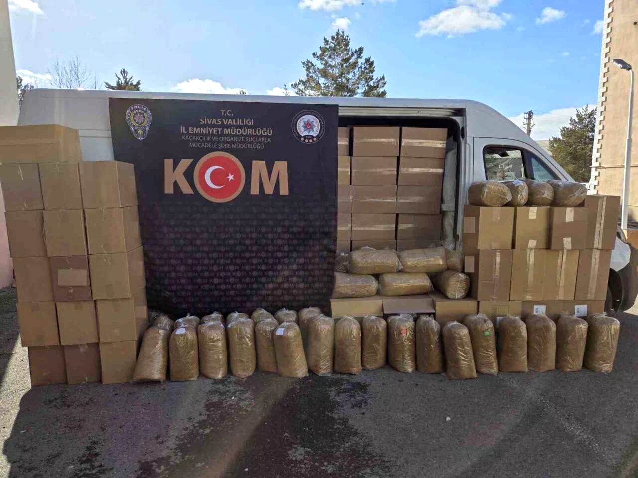 Sivas’ta 840 bin makaron ve yüzlerce kilo kaçak tütün ele geçirildi