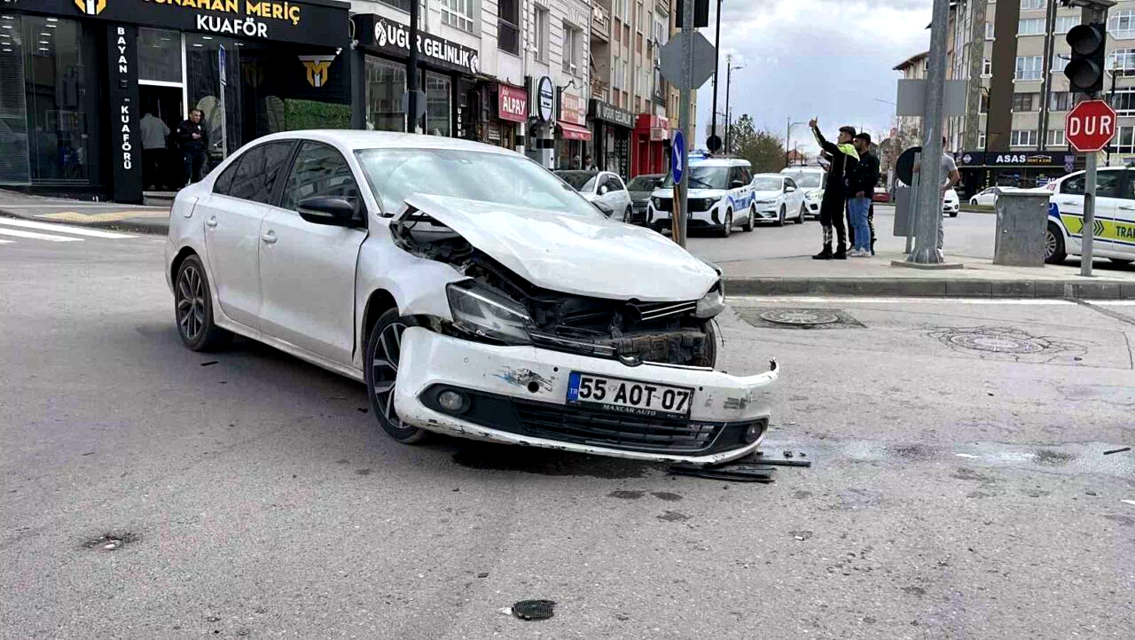 Sivas’ta araçlar çarpıştı, bir kişi yaralandı