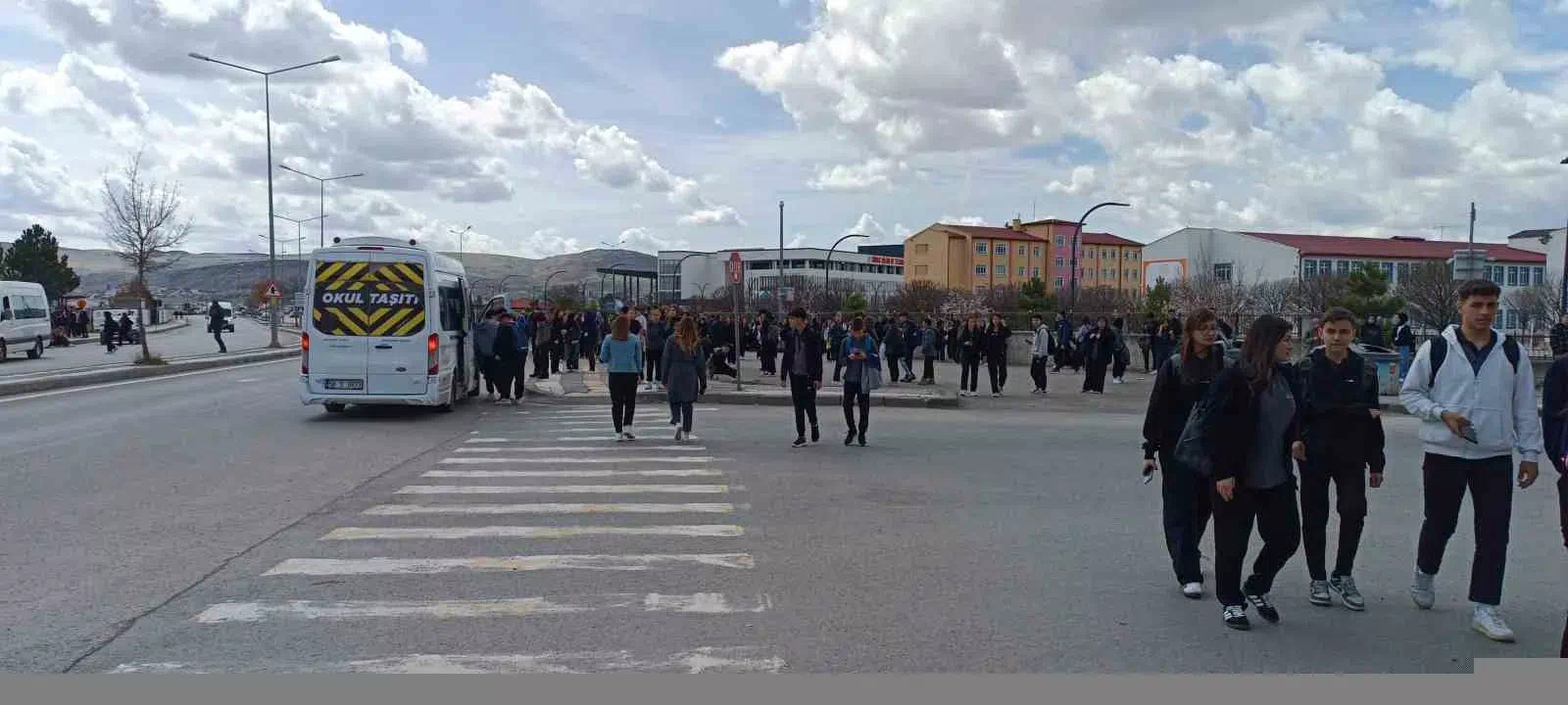 Sivas’ta Bisikletiyle Okuluna Giden Öğretmene Otomobil Çarptı, Hayatını Kaybetti.