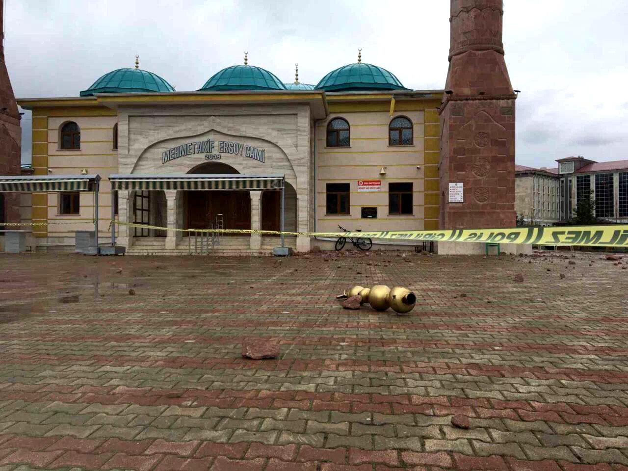 Sivas’ta cami minaresine yıldırım düştü