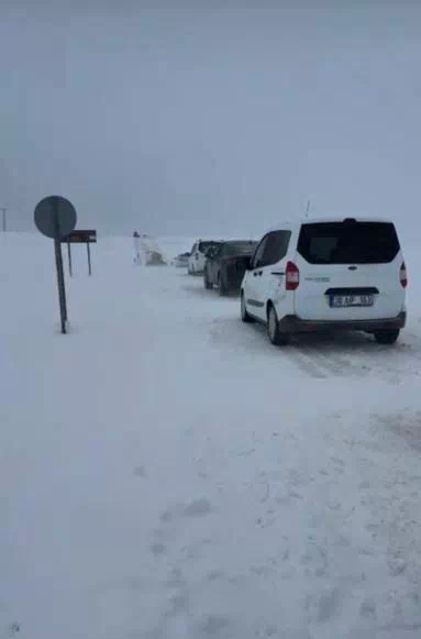Sivas’ta etkili olan kar ve tipi, sürücülere zor anlar yaşattı
