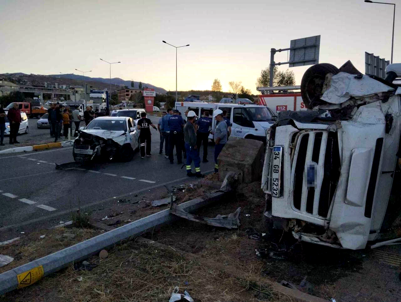 Sivas’ta fındık işçilerini taşıyan minibüs otomobille çarpıştı: 15 yaralı