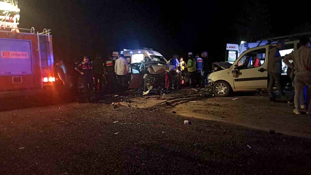 Sivas’ta iki araç kafa kafaya çarpıştı: 4’ü ağır 8 yaralı