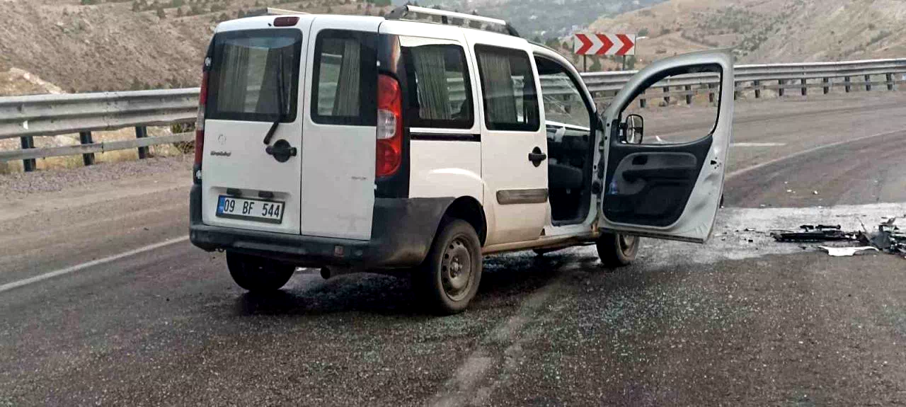Sivas’ta iki araç kafa kafaya çarpıştı: 4 yaralı