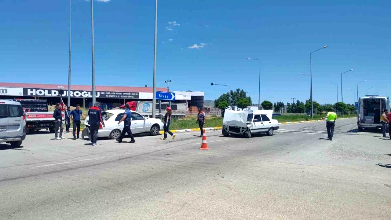 Sivas’ta iki otomobil çarpıştı: 2 yaralı