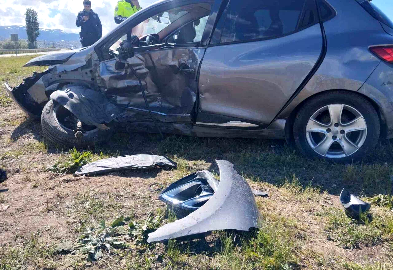 Sivas’ta iki otomobilin çarpıştığı kazada 4 kişi yaralandı