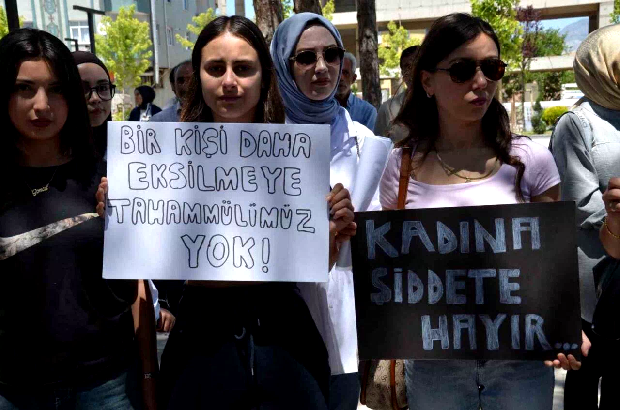 Sivas’ta kadınlar, 3 çocuk annesi Gonca Özdemir için yürüdü