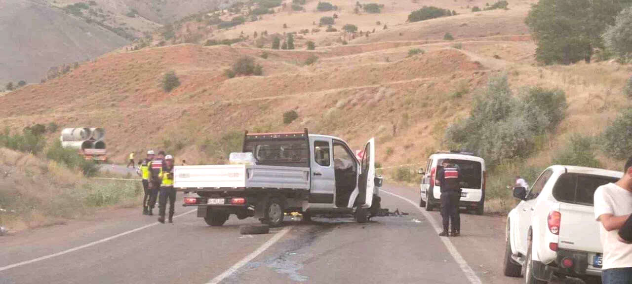 Sivas’ta kamyonetle otomobil çarpıştı: 1 ölü, 2 yaralı