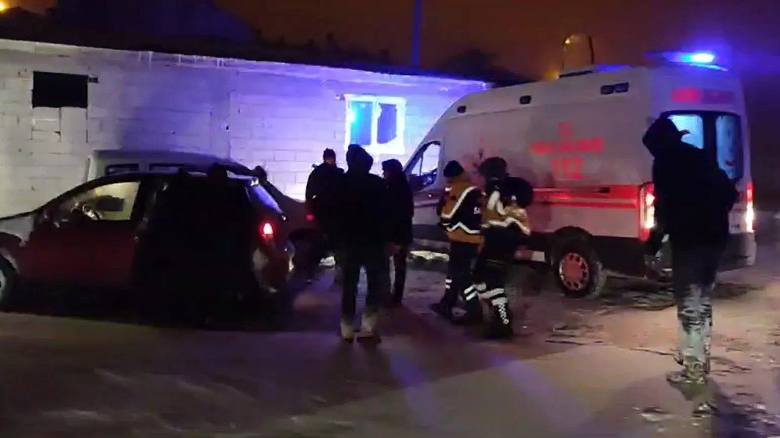 Sivas’ta kar nedeniyle kapanan köy yolunda mahsur kalan hasta için seferberlik başlatıldı.