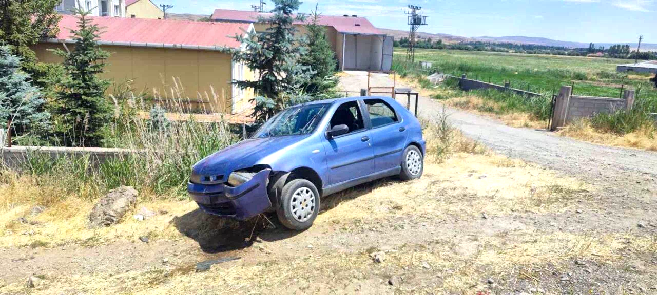 Sivas’ta kontrolden çıkan otomobil bariyerlere çarptı: 4 yaralı