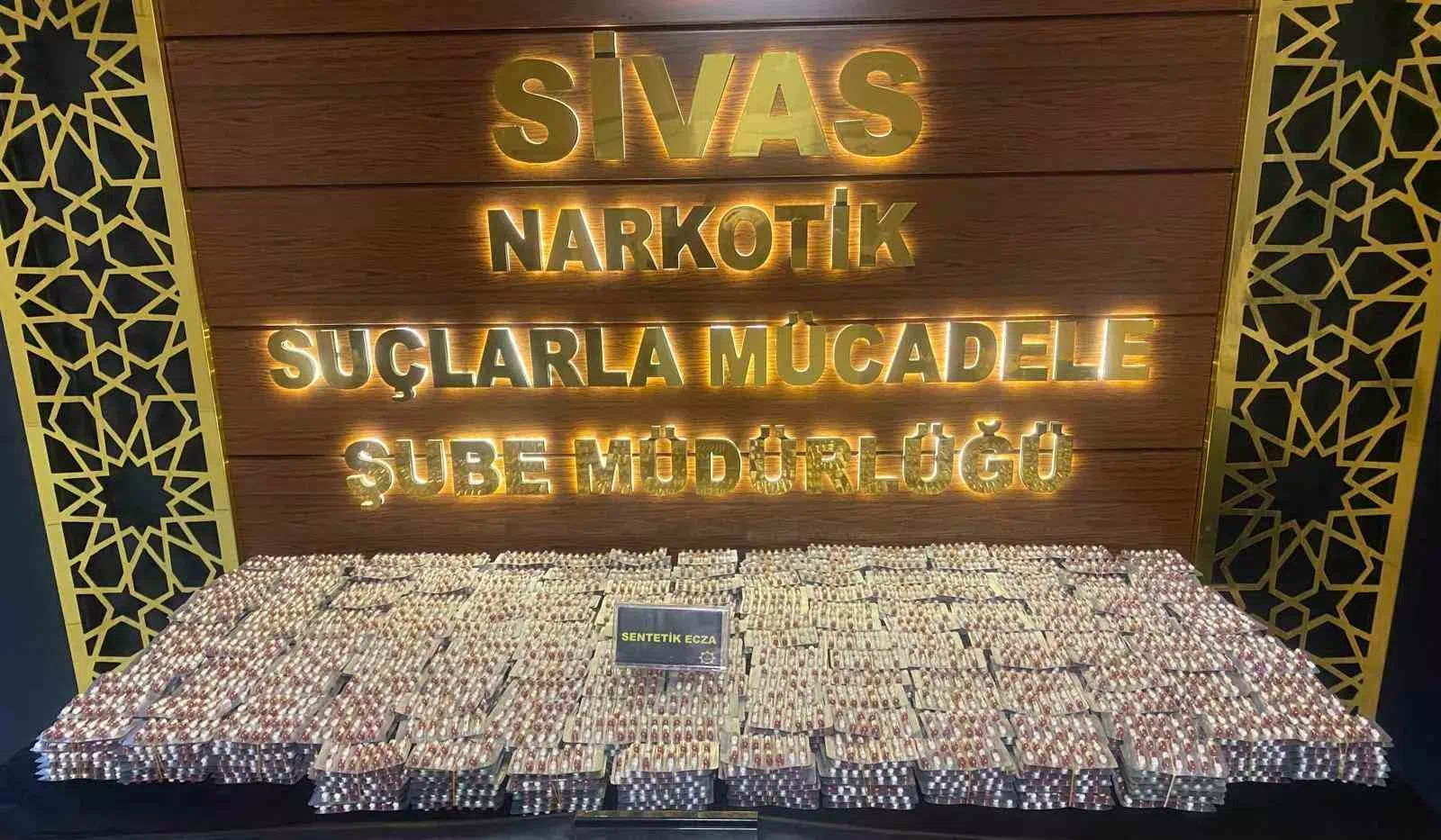 Sivas’ta narkotik operasyonunda 21 bin 27 sentetik ecza ele geçirildi, 9 şüpheliden 5’i tutuklandı.