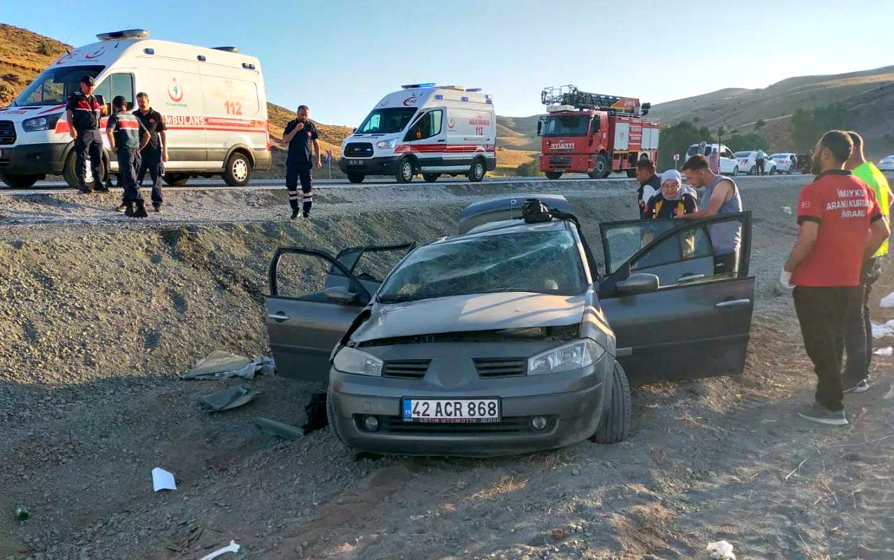 Sivas’ta otomobil şarampole yuvarlandı: 4 yaralı