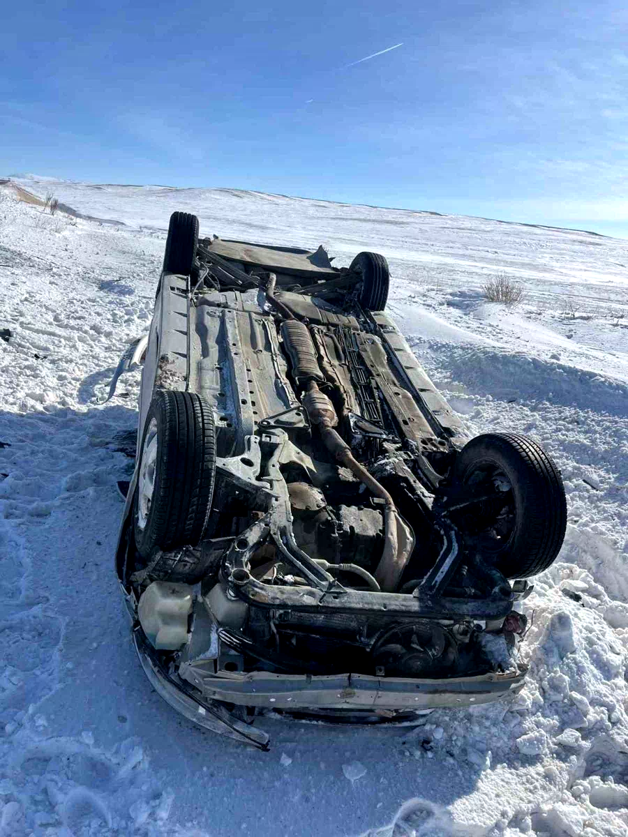 Sivas’ta takla atıp ters dönen otomobildeki 4 kişi yaralandı