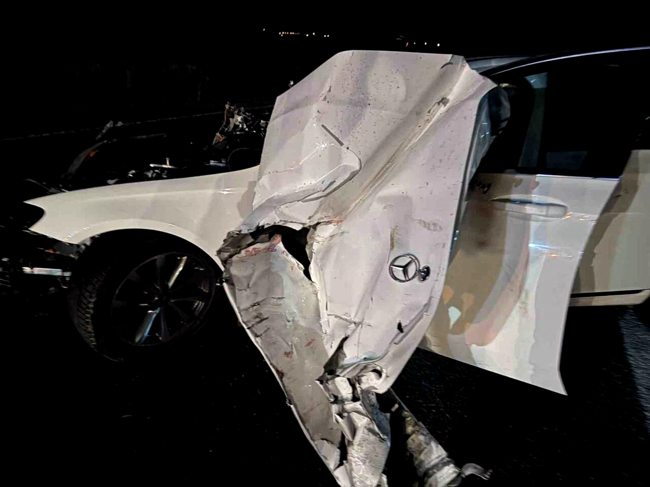 Sivas’ta traktöre çarpan Mercedes hurda yığınına döndü: 4 yaralı