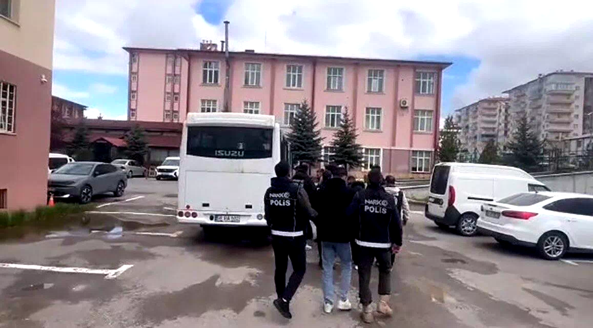 Sivas’ta uyuşturucu ticaretine yönelik yapılan operasyonda 8 kişi tutuklandı