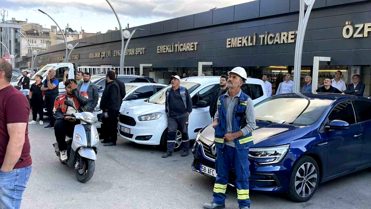 Sivas’ta vatandaşlar, yangını meraklı gözlerle izledi