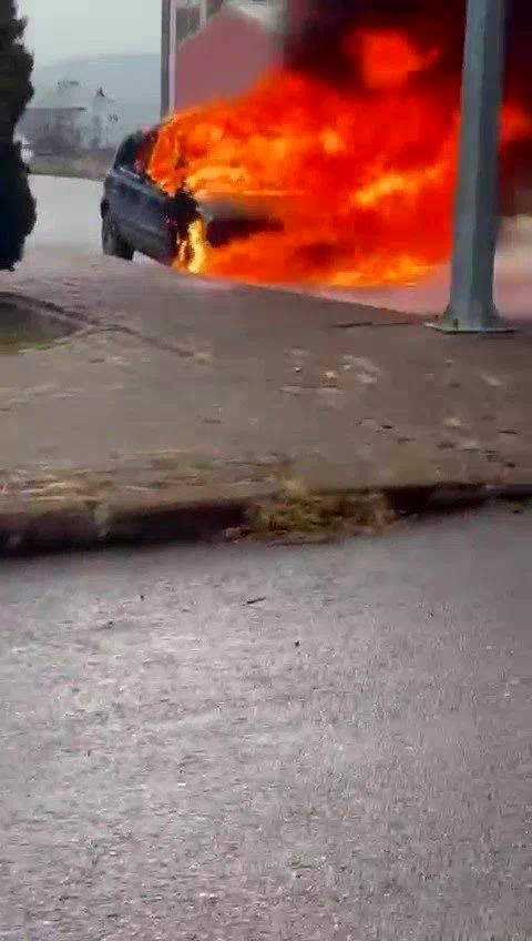 Sivas’ta yanan araç, alev topuna döndü