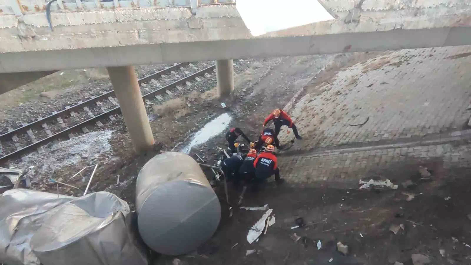 Sivas’ta yaşanan trafik kazasında süt yüklü tır devrildi, sürücü öldü.