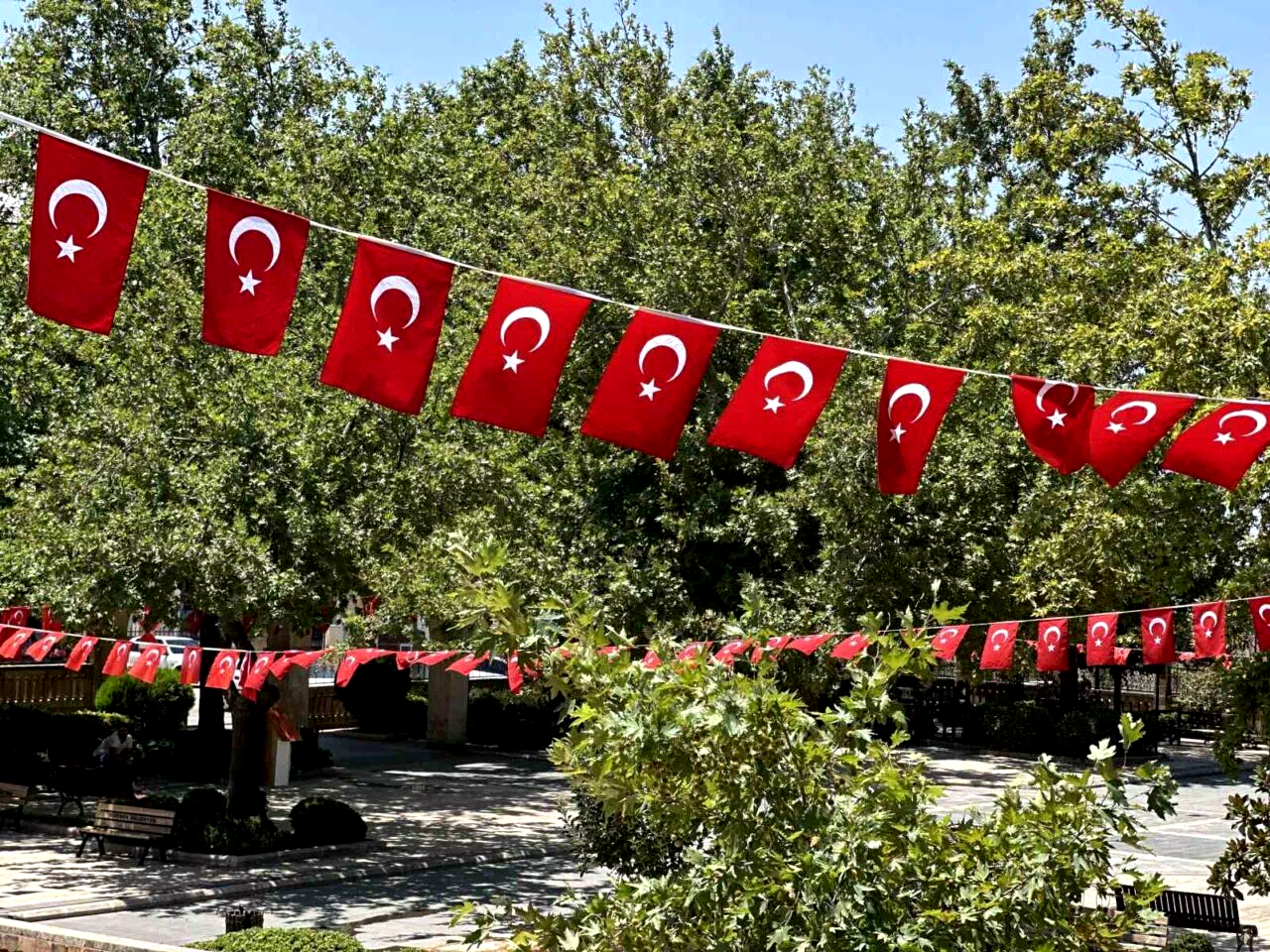 Siverek ay yıldızlı bayraklarla donatıldı