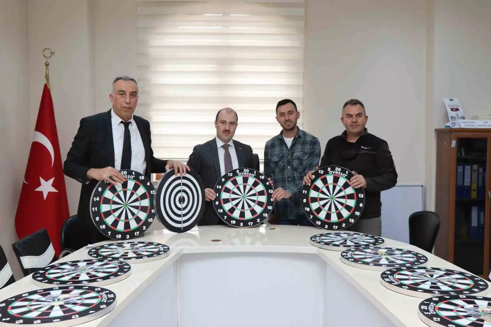 Siyah İnci Motosikletlilerden dart turnuvasına destek