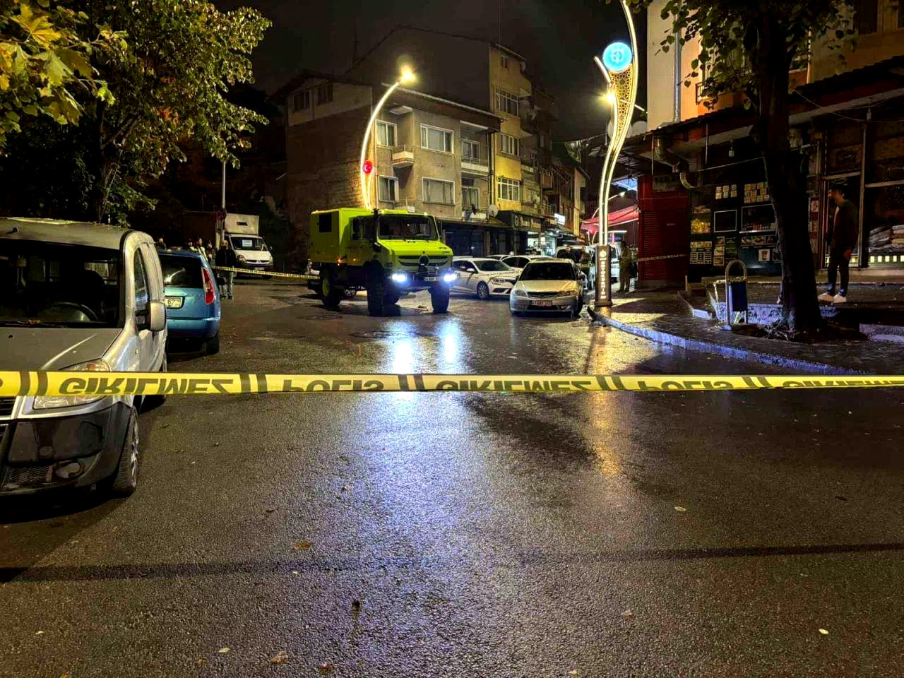 Sokak ortasında cinayet kamerada: Jiletle çevreye rahatsızlık veren şahıs silahla vuruldu