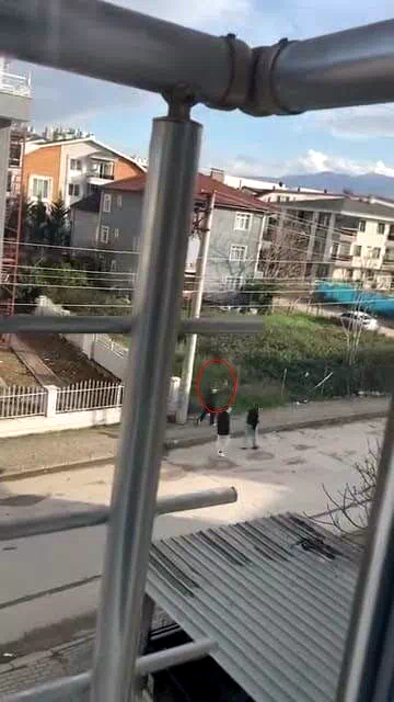 Sokak ortasında havaya ateş eden çocuk kamerada
