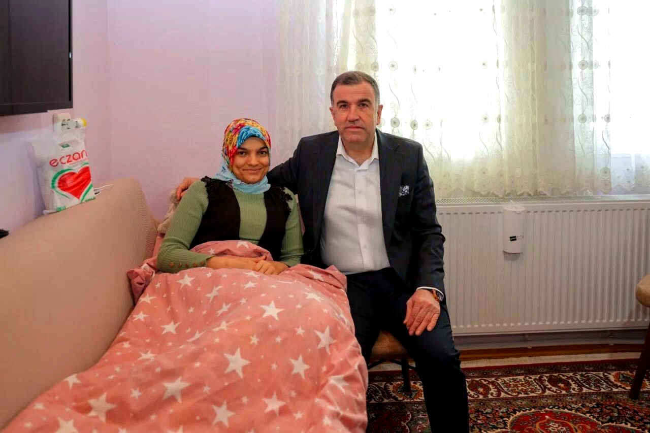 Sosyal medya üzerinden pasta-börek satarak geçimini sağlayan aileye Vali Eldivan’dan moral ziyareti