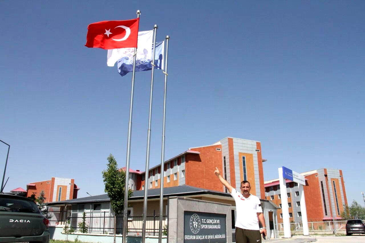 Spor tesislerindeki bayraklar yenilendi