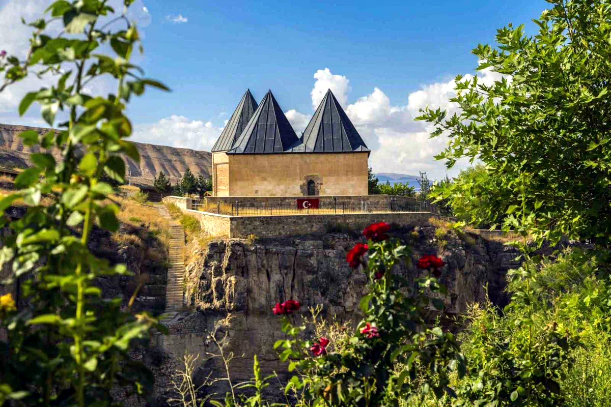 Sultan Melik Türbesi, Mengücekli tarihine ışık tutuyor