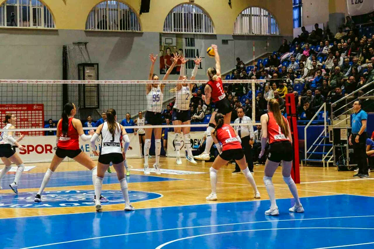 Sultanlar Ligi: Aydın Büyükşehir Belediyespor: 2 – Beşiktaş: 3