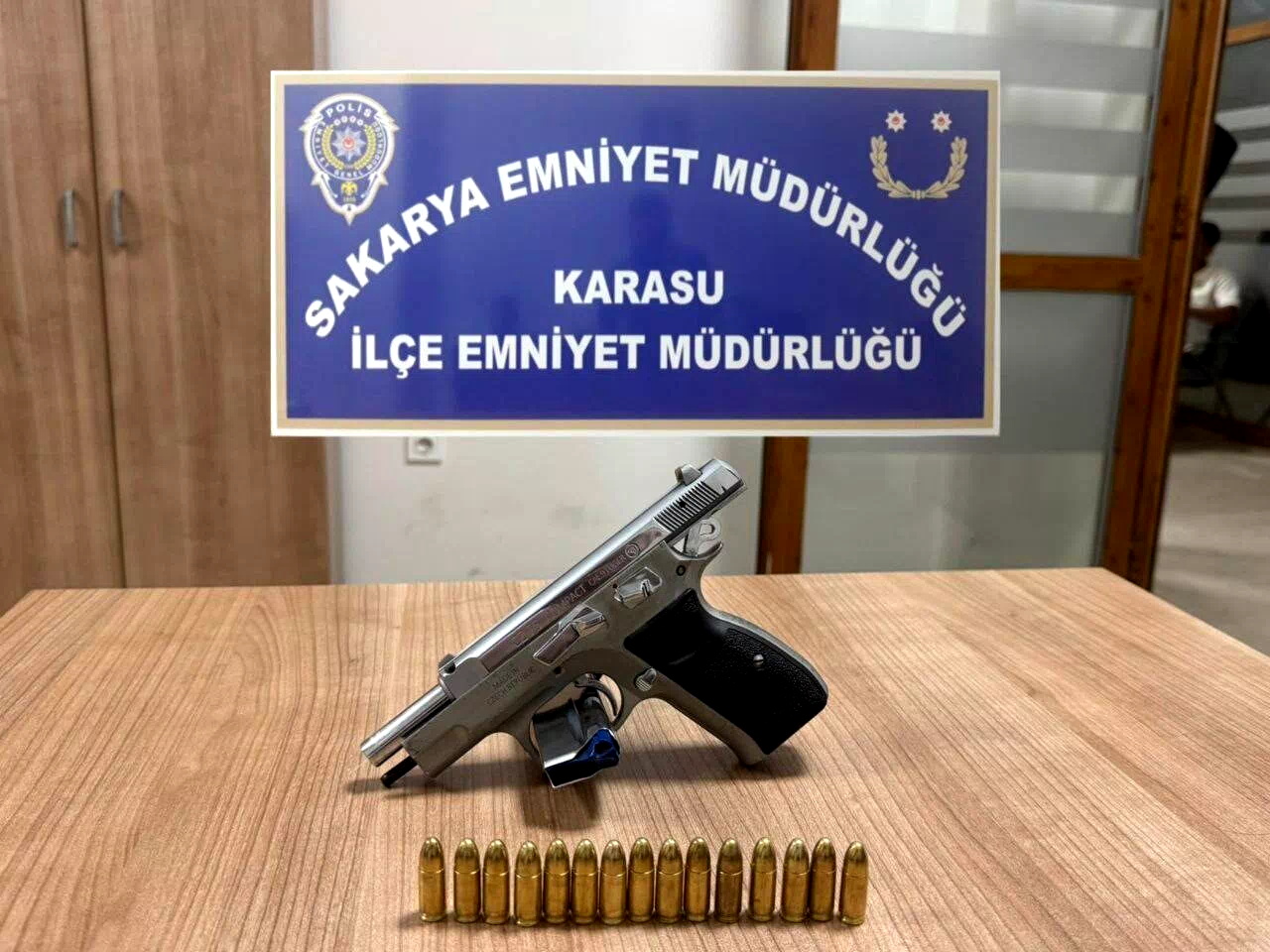 Şüphe üzerine durduruldu, üstünden ruhsatsız tabanca çıktı