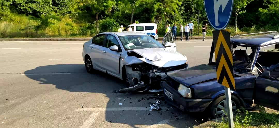 Sürücü camdan fırladı, o anlar güvenlik kamerasına yansıdı