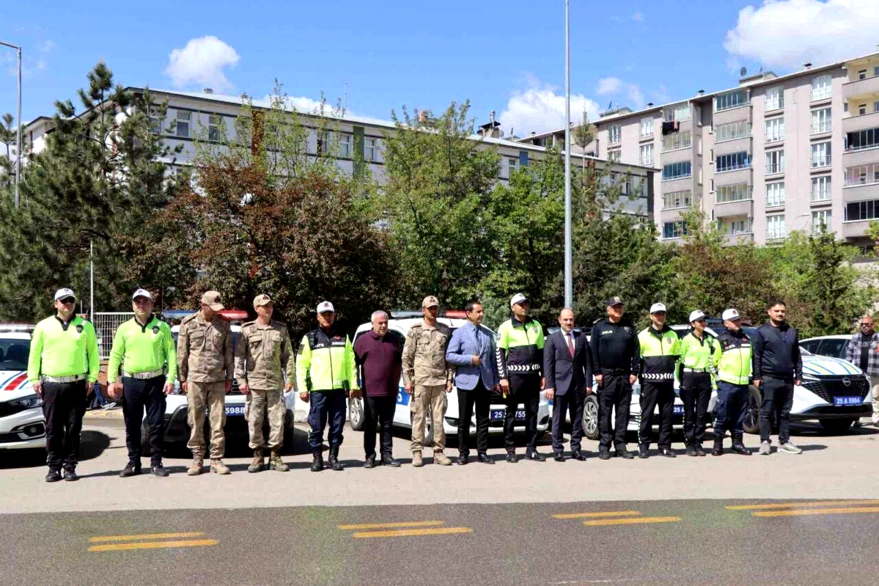 Sürücülere çikolata ve kolonya ikramlı trafik denetimi